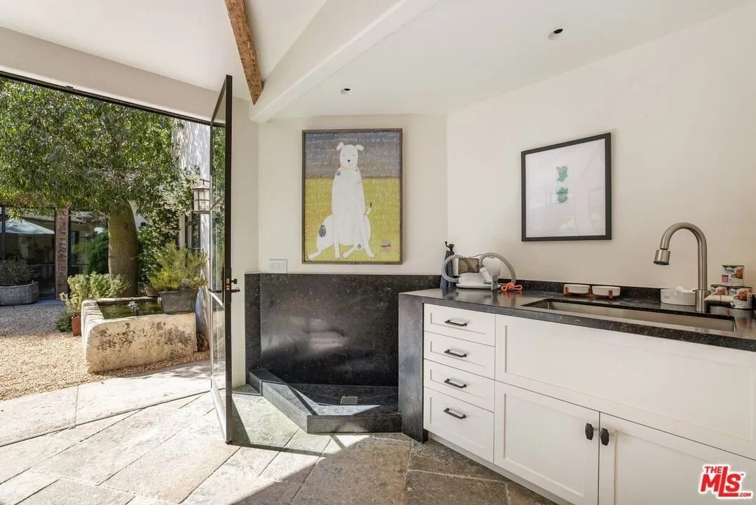 What glamorous mountain ranch would be complete without a dog bath?