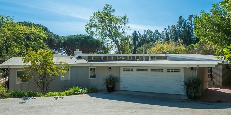 Garth Brooks and Trisha Yearwood's Malibu Home Front Exterior